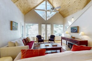 3 bedrooms, iron/ironing board, Internet, bed sheets - Three-story mountain house with balcony, grill & washer/dryer (Telluride)