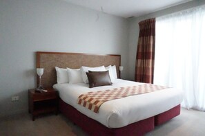 Căn hộ Deluxe, 1 phòng ngủ, quang cảnh hồ bơi | 1 phòng ngủ, bàn ủi/dụng cụ ủi quần áo 