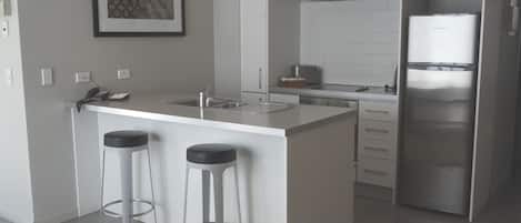 Deluxe Apartment, 1 Bedroom, Pool View | Private kitchen