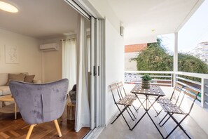 Outdoor dining - Seaside Elegance | Brand New 2BD Luxury Stay (Palaio Faliro)