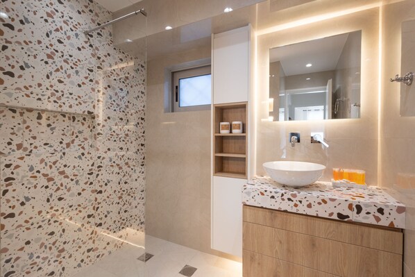 Douche, séchoir à cheveux, serviettes fournies, savon
