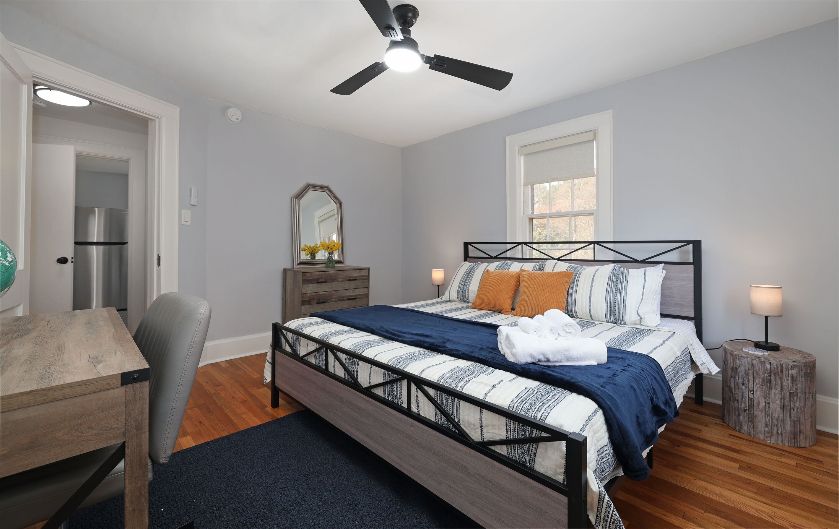 2 slaapkamers, een bureau, een strijkplank/strijkijzer, wifi