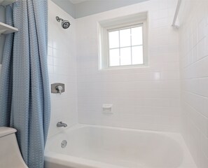 Hair dryer, towels - *Renovated* Modern 2BR upper level flat; walk to restaurants-min to Duke/DT/Hosp (Durham)