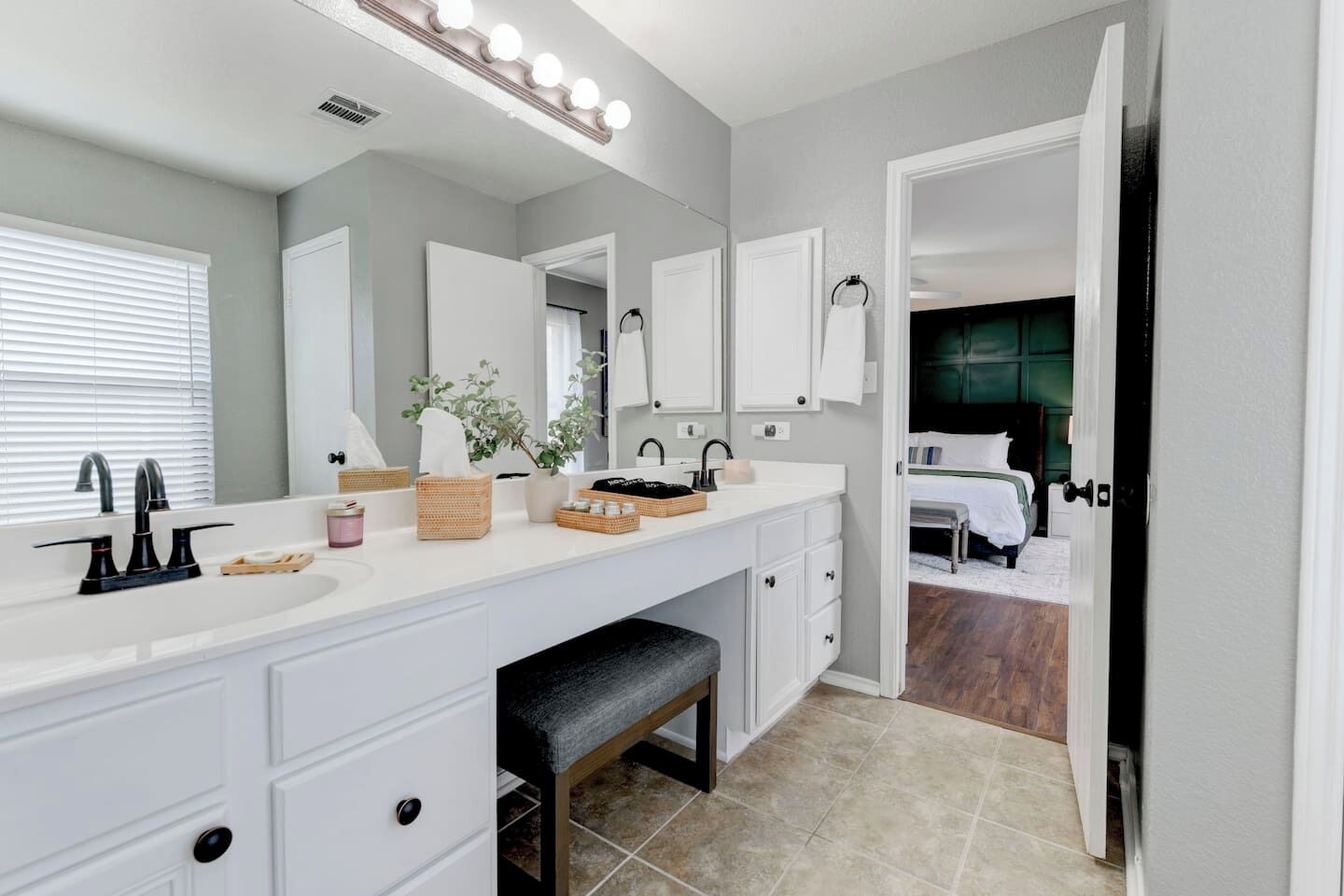 3 habitaciones, escritorio y tabla de planchar con plancha 