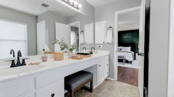 3 habitaciones, escritorio y tabla de planchar con plancha