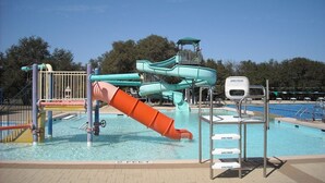 Un parco acquatico con diverse scivoli e una piscina.