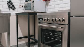Grand réfrigérateur, micro-ondes, four, plaque de cuisson