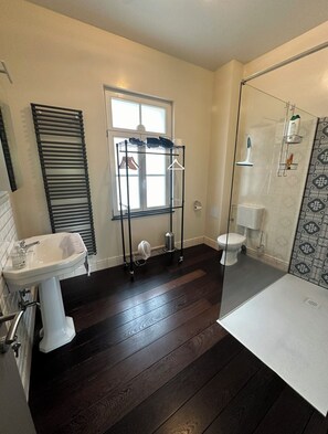 Shower, rainfall showerhead, free toiletries, hair dryer