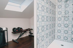 Dusche, Regendusche, kostenlose Toilettenartikel, Haartrockner