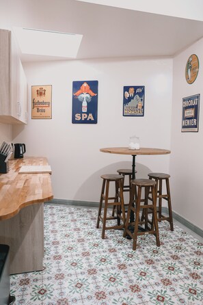 Full-sized fridge, microwave, oven, stovetop