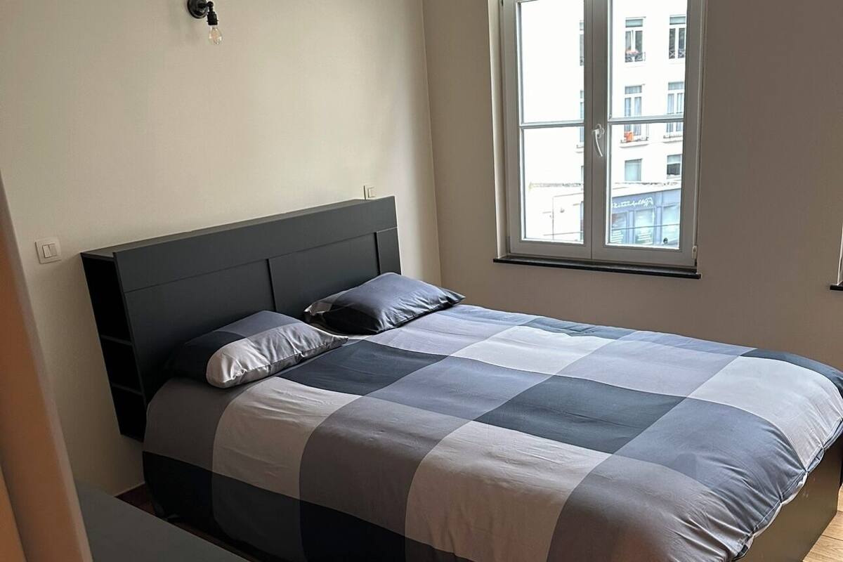 Hypo-allergenic bedding available, memory foam beds, desk