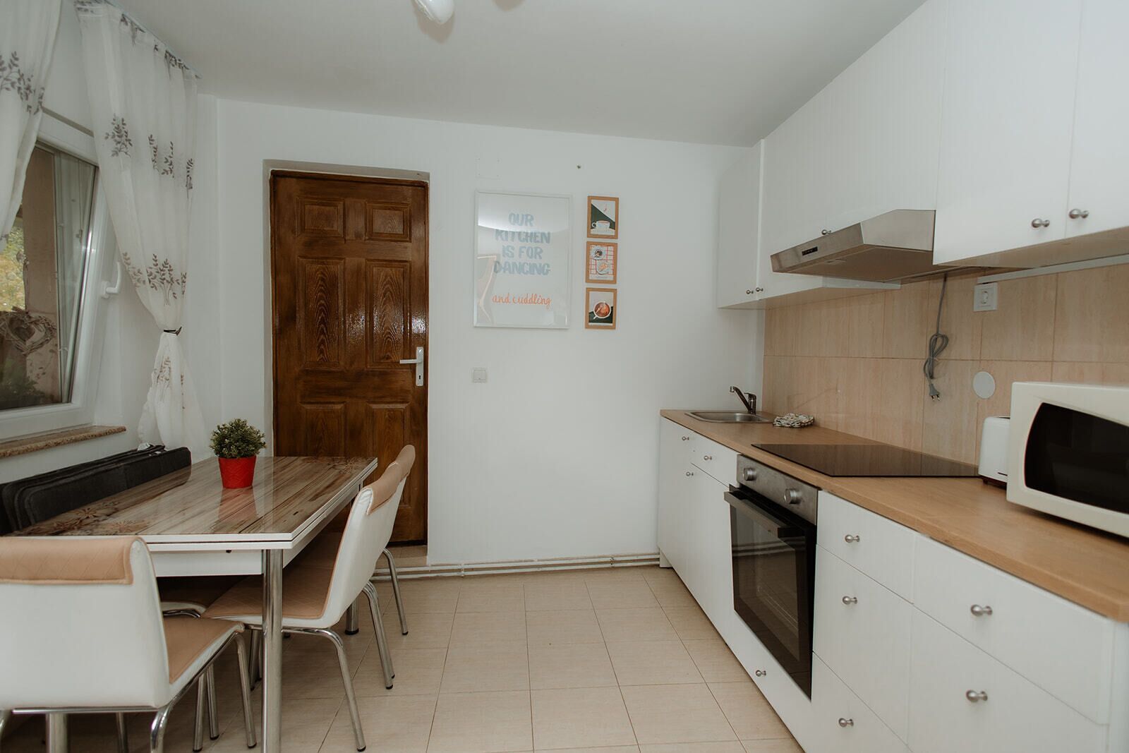 Frigorifero, microonde, forno, piano cottura