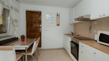 Frigorifero, microonde, forno, piano cottura