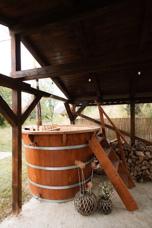 Outdoor spa tub