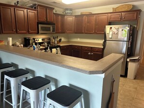 Kylskåp, mikrovågsugn, ugn och spishäll