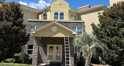 Charming 3-bedroom condo in phenomenal Alexander City. Great View of Lake Martin