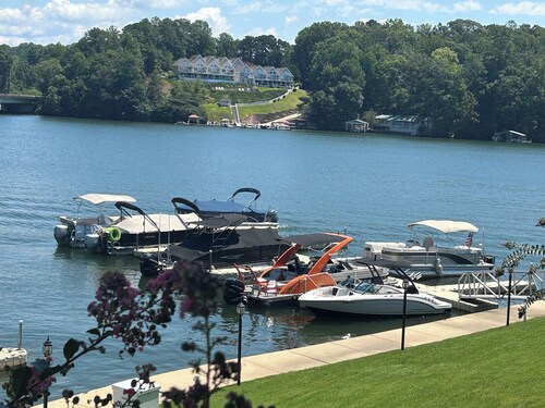 Charming 3-bedroom condo in phenomenal Alexander City. Great View of Lake Martin