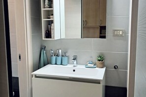 Shower, bidet, towels