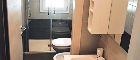 Shower, bidet, towels
