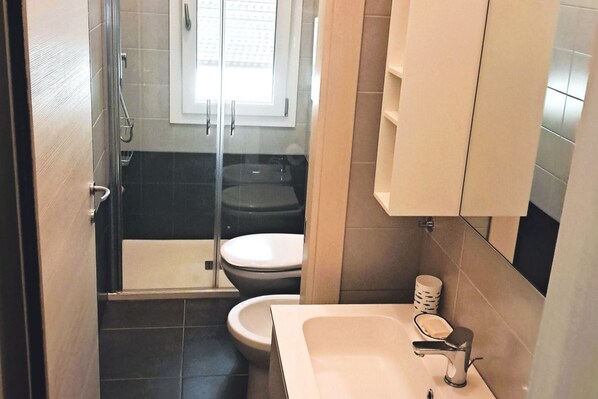Shower, bidet, towels