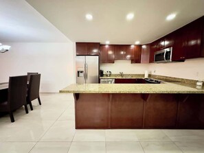 ثلاجة، ميكروويف، فرن، موقد طهي مسطح