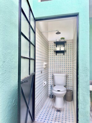Ducha, secador de pelo, toallas y champú