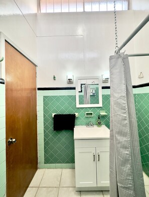 Chuveiro, secador de cabelo, toalhas de banho 