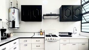 Cafetera o tetera, frigorífico, microondas y placa de cocina