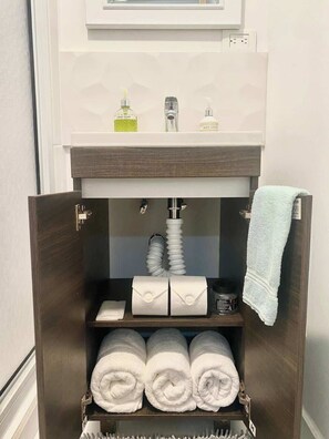 淋浴设施、吹风机、毛巾