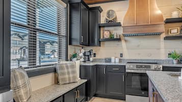 Refrigerador con freezer, microondas, horno, placa de cocina