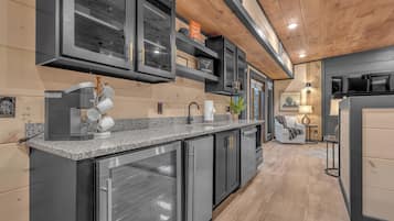 Cabaña ejecutiva, 5 habitaciones, terraza, vistas a la montaña (Private RoofTop Lounge) | Cocina privada | Frigorífico grande, microondas, horno y placa de cocina