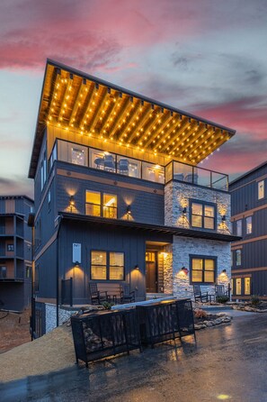 Executive Cabin, 5 Bedrooms, Terrace, Mountain View (Private RoofTop Lounge)