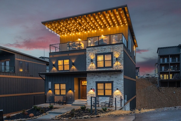 Executive Cabin, 5 Bedrooms, Terrace, Mountain View (Private RoofTop Lounge) | Front of property