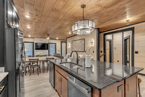 Cabaña ejecutiva, 5 habitaciones, terraza, vistas a la montaña (Private RoofTop Lounge) | Cocina privada | Frigorífico grande, microondas, horno y placa de cocina