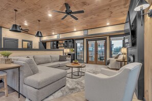 Executive Cabin, 5 Bedrooms, Terrace, Mountain View (Private RoofTop Lounge) | Living area