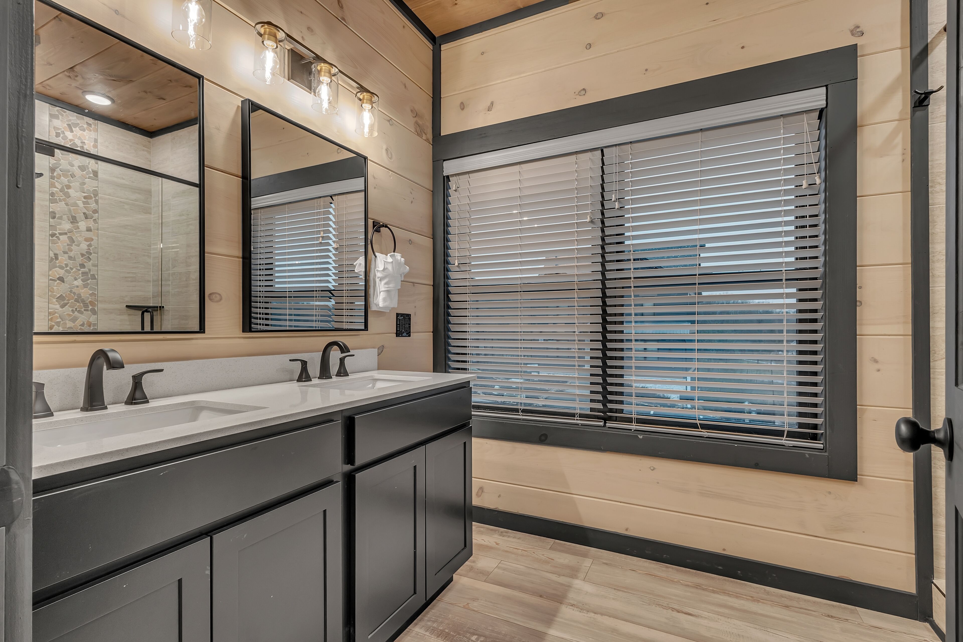 Executive Cabin, 5 Bedrooms, Terrace, Mountain View (Private RoofTop Lounge) | Bathroom | Free toiletries, hair dryer, towels, soap