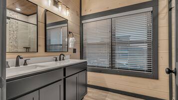 Executive Cabin, 5 Bedrooms, Terrace, Mountain View (Private RoofTop Lounge) | Bathroom | Free toiletries, hair dryer, towels, soap