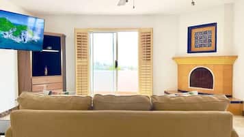 Una televisión, una chimenea, una oficina