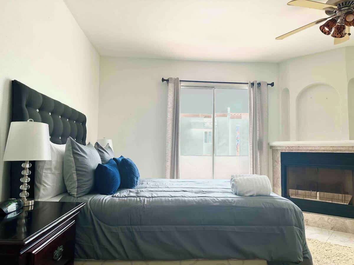 1 dormitorio, tabla de planchar con plancha, wifi y ropa de cama