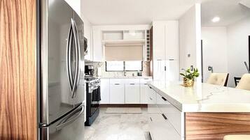 Refrigerador, microondas, horno, placa de cocina