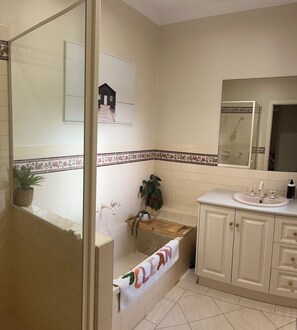 Dusj, hårføner, håndklær og såpe