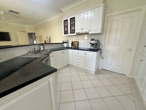 Fridge, microwave, oven, stovetop - Cosy & family friendly townhouse in Belmont. Walk to river, shops & stadium. (Belmont)