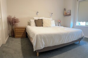 3 bedrooms, iron/ironing board, WiFi, bed sheets - Cosy & family friendly townhouse in Belmont. Walk to river, shops & stadium. (Belmont)