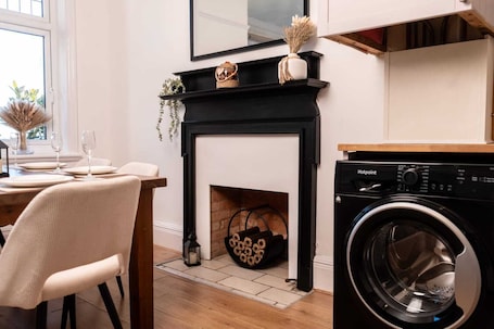 Dining. Luxury Apartment in Leicester- Free Parking