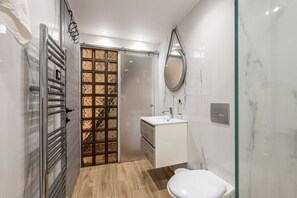 Secador de cabelo, toalhas de banho, sabonete, shampoo