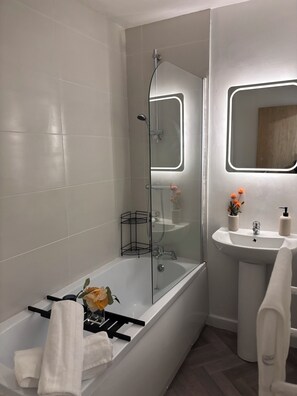 Secadora de cabello, toallas, jabón, papel de baño