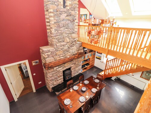 JOHNSON'S COTTAGE, pet friendly in Cloghane, County Kerry
