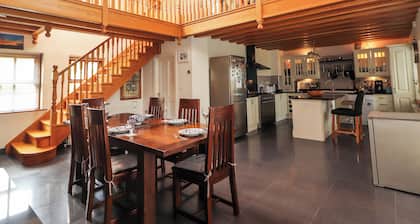 JOHNSON'S COTTAGE, family friendly in Cloghane, County Kerry