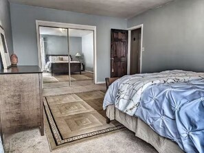 2 室のベッドルーム、アイロン / アイロン台、WiFi、ベッドシーツ