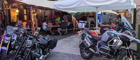 Una motocicleta estacionada frente a un edificio de fachada de ladrillo.